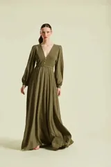 Vestido largo color verde militar con escote en V, mangas largas abullonadas, botones frontales decorativos y falda amplia de caída fluida.