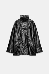 Chaqueta de cuello alto y manga larga con acabado brillante efecto cuero. Presenta cierre frontal con cremallera y botones a presión, bolsillos delanteros y puños definidos.