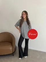 Pantalón tipo oxford de lycra negro, de tiro alto y corte acampanado en la parte inferior.