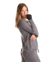 Conjunto de pijama compuesto por una remera de manga larga con puños y un pantalón de corte recto con cintura elástica y lazo de ajuste. Presenta un diseño de rayas horizontales finas en tonos gris y negro.