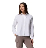 Camisa de aventura Columbia modelo Silver Ridge Utility, color blanco, de manga larga con tecnología Omni-Shade y Omni-Wick, cuello camisero, cierre frontal de botones y bolsillos en el pecho con solapa y cierre de cremallera.