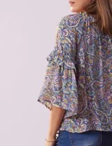 Blusa Zac & Rachel estampada, de gasa, con cuello redondo fruncido y mangas 3/4 amplias con volados.