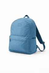 Mochila de color azul con un bolsillo frontal con cierre de cremallera y dos bolsillos laterales abiertos. Tiene correas ajustables para los hombros y un asa superior.