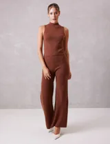 Top sin mangas color marrón con brillo, de cuello alto y corte ajustado.