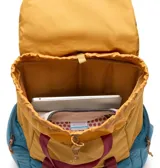 Mochila Columbia Trail Traveler de 28 litros, color mostaza y azul, con detalles en bordó. Cuenta con compartimento para laptop de hasta 15 pulgadas, espalda acolchada, bolsillo frontal para accesorios, correa de esternón ajustable, dos bolsillos exteriores con cremallera y panel inferior acolchado.