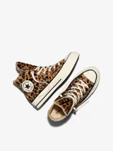 Championes Converse modelo Chuck 70 de bota alta, con parte superior de pelo sintético con estampado animal print de leopardo, cordones blancos y suela de goma con puntera de goma reforzada.
