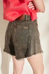 Short de denim de tiro alto con lavado acid wash y dobladillo deshilachado con terminación en punta.