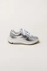 Championes plateados con cordones blancos y suela blanca.