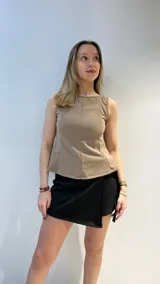 Musculosa color beige con cuello redondo y detalle de costuras verticales en el frente.