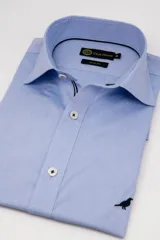 Camisa de manga larga entallada de la marca Club House, color celeste, con diseño slim fit, cuello corto y detalles de ribete oscuro en la línea interior del cuello. Cuenta con bordado sutil de un ave en la parte inferior.