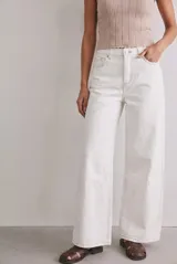 Jean wide leg de tiro alto en color off white, confeccionado en suave algodón peinado con costuras pespunteadas a contratono.
