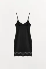 Vestido corto color marrón, confeccionado en mezcla de poliamida, con escote redondo y tirantes finos ajustables. El bajo está acabado con una aplicación de encaje combinado a tono.