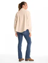 Sobrecamisa de pana color beige, con cuello solapa, cierre frontal con botones metálicos y bolsillos frontales amplios. Presenta una silueta holgada con hombros caídos y costuras estructuradas.