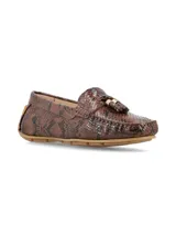 Mocasín de cuero con textura de reptil en tonos marrones, con detalle de borlas y herraje metálico dorado en el empeine.