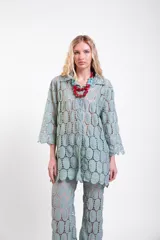 Camisa de encaje de círculos de algodón, color verde, de manga larga y moldería clásica.