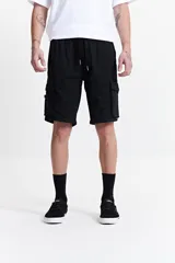 Bermuda cargo negra de corte recto, con bolsillos laterales y traseros con solapa. Cintura elastizada con cordón ajustable.