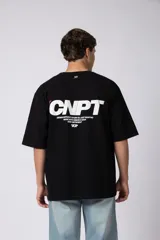 Remera oversize negra de manga corta, con cuello redondo y pequeño estampado frontal con las letras "CNPT".