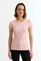 Remera de algodón con cuello redondo y mangas cortas, de corte ajustado y diseño liso.