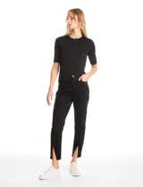 Jean skinny de tiro alto, color azul oscuro, con cierre frontal y botón. Presenta un diseño ajustado con tajos frontales en el ruedo y bolsillos funcionales.