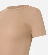 Blusa básica de manga corta y cuello redondo, confeccionada en viscosa texturizada con elastano, de corte ajustado y diseño con bajo ondulado.