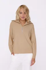 Sweater blanco de tejido de punto, con cuello alto con cierre metálico y mangas largas.