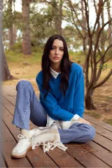 Jean de mujer color negro, tiro alto, de corte recto y largo completo.