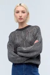 Sweater tejido color gris claro con lurex, cuello redondo y diseño calado.