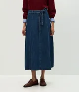 Pollera midi de corte evasé confeccionada en denim azul oscuro. Presenta recortes verticales, cintura alta con trabillas y cinturón desmontable del mismo tejido. Cuenta con cierre trasero oculto.