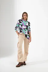 Pantalón cargo negro de corte recto y estilo urbano, con bolsillos laterales y tobillos ajustables.