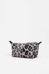 Neceser de estructura blanda, color negro y blanco, con estampado de leopardo. Posee cierre de cremallera y bolsillo interior.