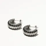 Par de caravanas plateadas tipo argolla con diseño de esferas.