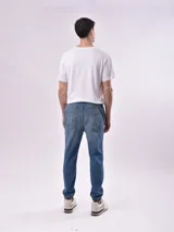 Pantalón jogger negro con cintura elástica ajustable con cordón y puños ajustados.