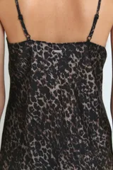 Camisón corto de satén con estampado animal print, breteles finos ajustables y detalle de encaje negro en el escote.
