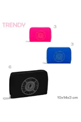Billetera rectangular con cierre, color fucsia vibrante, con parche circular frontal que lleva el texto "TRENDY" repetido y un rayo en el centro.
