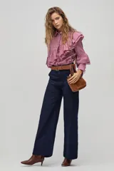 Pantalón de denim azul oscuro, de corte ancho, con bolsillos delanteros y traseros.