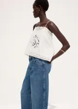 Jeans de tiro medio con diseño de pernera ancha y holgada, de corte recto y clásico tono azul denim.