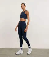 Top deportivo Get Over de microfibra en color bordó, con diseño nadador y escote halter. Cuenta con copas desmontables.