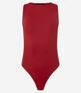 Body básico color rojo, con cuello halter, sin mangas y confeccionado en poliamida. Tiene forro en el busto.