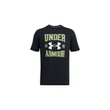Remera de manga corta Under Armour, color negro, con estampado gráfico frontal que incluye el logo de la marca y texto en tonos verde neón y blanco.