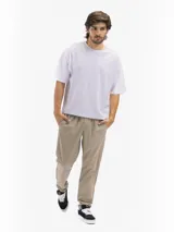 Pantalón casual color beige claro, de corte recto y tiro medio, con cintura elastizada y cordón ajustable. Presenta bolsillos laterales inclinados y costuras visibles en la parte delantera de las piernas.