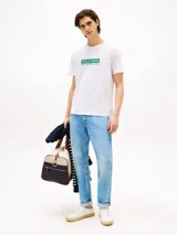 Remera de manga corta Tommy Hilfiger confeccionada en puro algodón, con cuello redondo y logo gráfico de la marca estampado en el pecho.