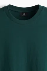 Remera de cuello redondo en punto de algodón liviano, con diseño de corte estándar y bajo recto.