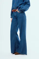 Pantalón wide leg de denim azul con tiro alto y bolsillos funcionales.