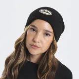 Gorro tipo beanie tejido en punto acanalado, con parche ovalado bordado en la parte frontal que incluye el logo de la marca.