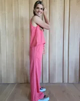 Pantalón de denim azul, de corte recto y tiro alto, con cintura elástica y cordón ajustable. Tiene bolsillos laterales.