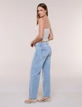Jean wide leg de tiro medio, marca DJEANS, en tono azul claro con efecto acid wash. Presenta pretina con pasadores, cierre y botón, bolsillos delanteros inclinados y bolsillos traseros aplicados.