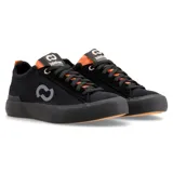 Zapatillas náuticas John Foos 176 Blend unisex, de lona Trucker negra de alta resistencia, con apliques de lona negra envejecida, ojalillera de aluminio esmaltado negro mate, cordones de nylon negros, isologo gris grafito en el lateral, forrería de algodón negra, plantilla extraíble de caucho moldeado y base textil, banda de caucho vulcanizado naranja oscuro, suela de caucho vulcanizado negra y contrafuerte de caucho recuperado.