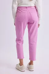 Pantalón mom fit de color rosado, confeccionado en denim, con tiro alto y corte relajado en la pierna.