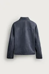 Sobrecamisa de corte relaxed fit confeccionada en tejido de mezcla de lyocell y algodón, en color azul oscuro con efecto lavado. Presenta cuello camisero, manga larga con puños abotonados, bolsillos frontales de vivo y cierre central de botonadura.
