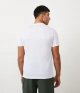 Remera deportiva de poliéster color gris claro, con cuello redondo, mangas cortas y recortes laterales de poliamida. Corte clásico.
